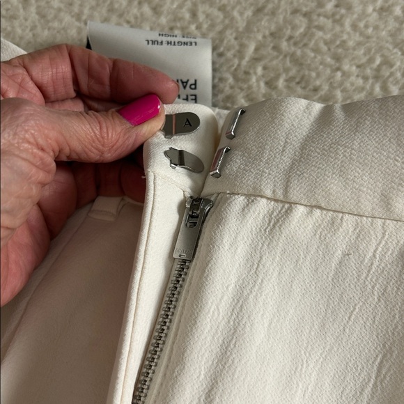 Aritzia The Effortless Pants in Light Birch Size 00Short - Picture 9 of 13